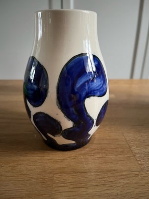 Fajance, Vase, Søholm, Fin gammel vase med klar blå farve. Standen er fin og uden fejl. Vasen måler 