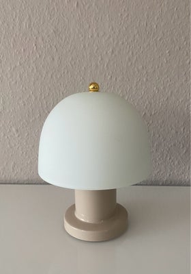 Anden bordlampe, Fin lille bordlampe i lysebrun og lys farve. 
Bruger batterier - 3 stk. AAA batteri
