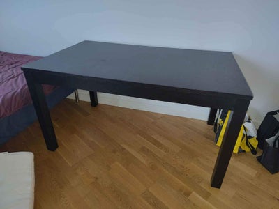Spisebord, IKEA, b: 84 l: 140, IKEA BJURSTA sort spisebord med tillægsplader som ligger i bordet. Me