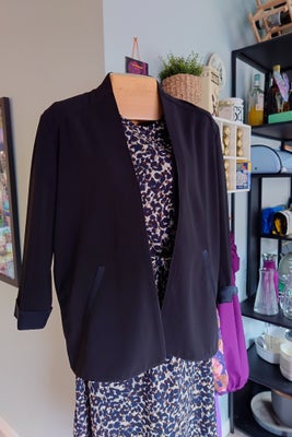 Blazer, str. 38, Custommade,  Sort,  Næsten som ny, Meget elegant blazer lignende jakke
Helt sort, l