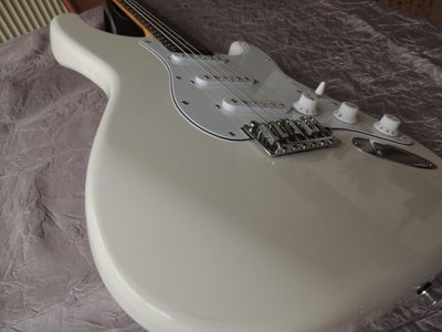 Elguitar, andet mærke Fender Strat White, Guitaren er monteret med ny uspillet hals
lavet af Canadia
