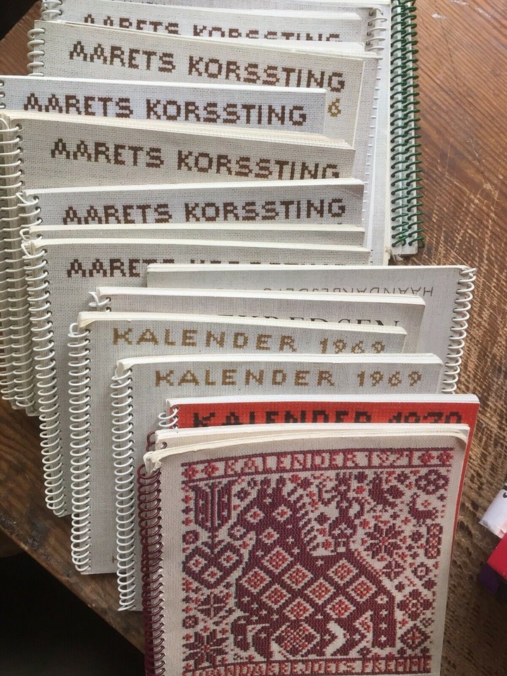 HAANDARBEJDETS FREMME - Kalendere/Årets Korssting, Div. ,