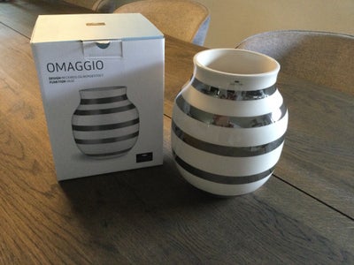 Porcelæn, Vase, Kähler Omaggio, Helt ubrugt Kähler Omaggio vase med sølvstriber. 20 cm høj.