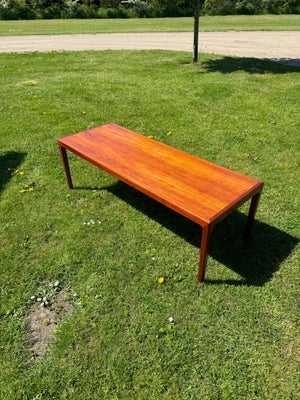 Sofabord, teaktræ, Stilrent sofabord i teaktræ fra 60’erne designet af den svenske arkitekt Bertil F