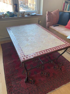 Havebord, Mosaikbord med smedejernsstel. 
Et marokkansk loungebord til haven eller (have)stuen i god
