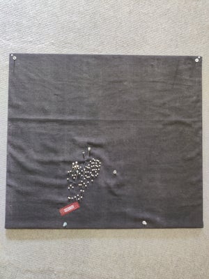 Opslagstavle beklædt med sort kanvas, Celotex, Fin sort opslagstavle med tegnestifter og nipsenåle. 