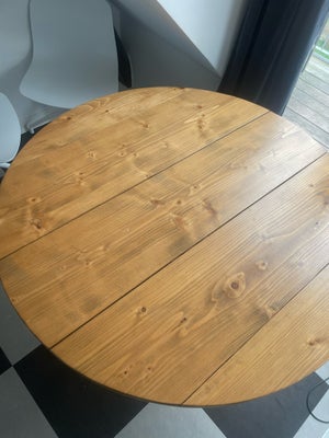 Spisebord, Fyrretræ, Yoon design, Fyrretræs bord med valnødolie ø120
Fin stand dog lidt brugsmærker