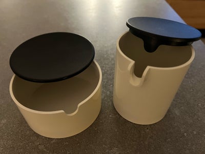 Plastik, Sukkerskål og mælkekande , Stelton, Fedt retro sæt fra Stelton i cremehvid og sort. Ikke mi