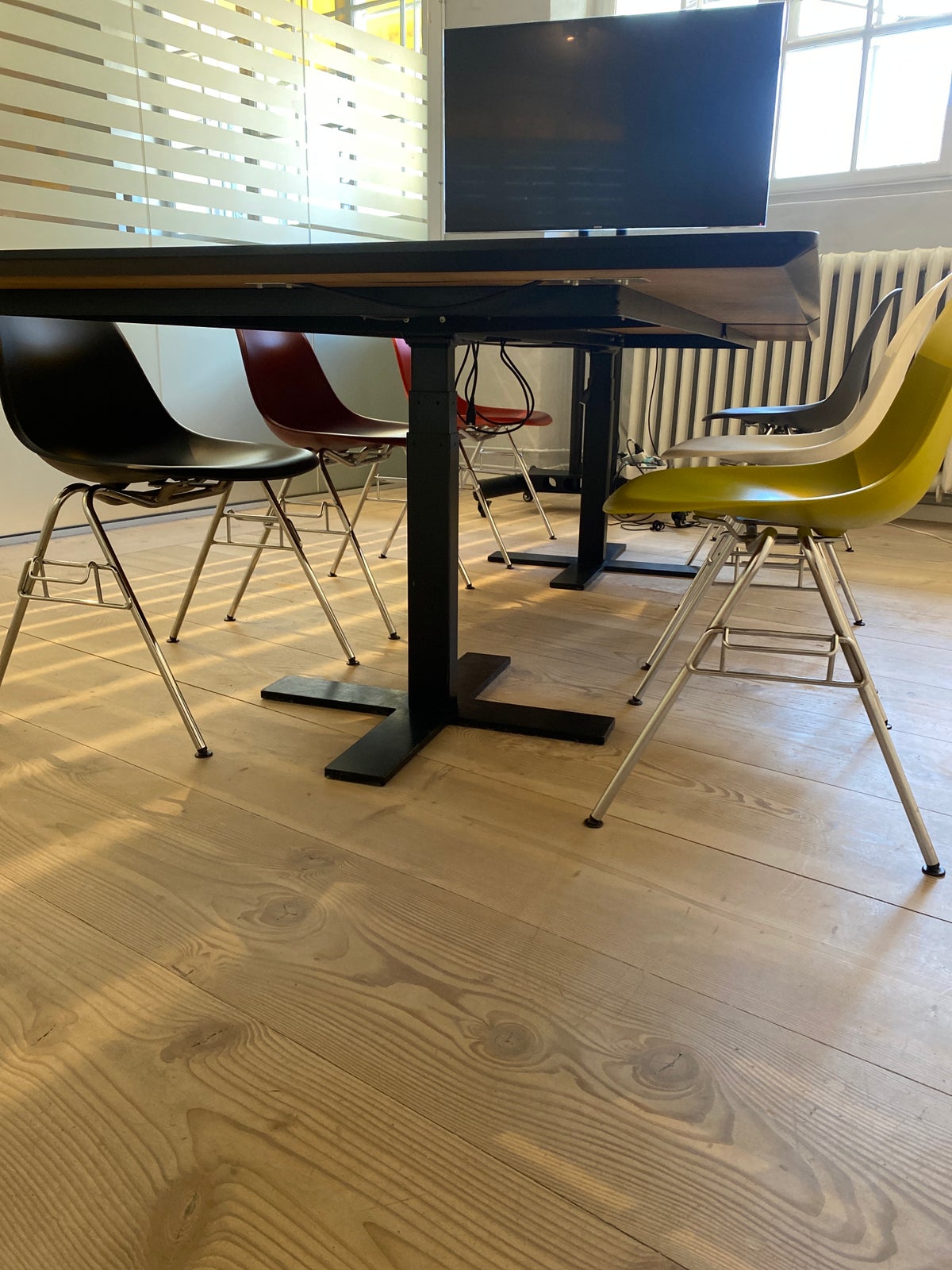 Konferencebord med seks Eames-stole