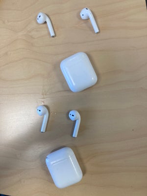 trådløse hovedtelefoner, Apple, 2 etuier // 4 EarPods // sælges samlet


1 sæt hvor den højre kun ho