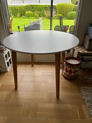 Spisebord, Nyere spisebord fra Jysk, kun brugt kort tid, så er som nyt. 
Se mål på sidste foto.

Nyp