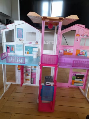 Dukkehus, Barbiehus med elevator i 2 etager
