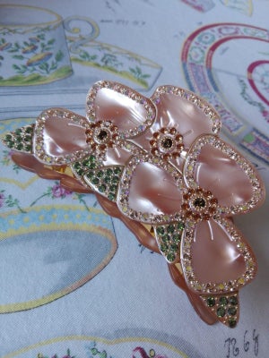 Hårspænde, plast, MC Davidian, hårklemme Camelia blomster MC Davidian med  Swarovski krystaller. Ivo
