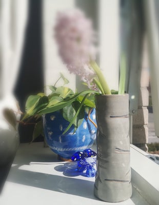 Keramik, Vase, Håndlavet keramik blomstervase
18,5 cm høj
Lysegrå, blålige striber
Bjerre keramik
Sy