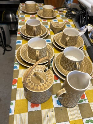 Keramik, 4 kaffe kopper med tallerken , Relief, 4 kopper med tallerken 
1 flødekande
1 marmelade skå