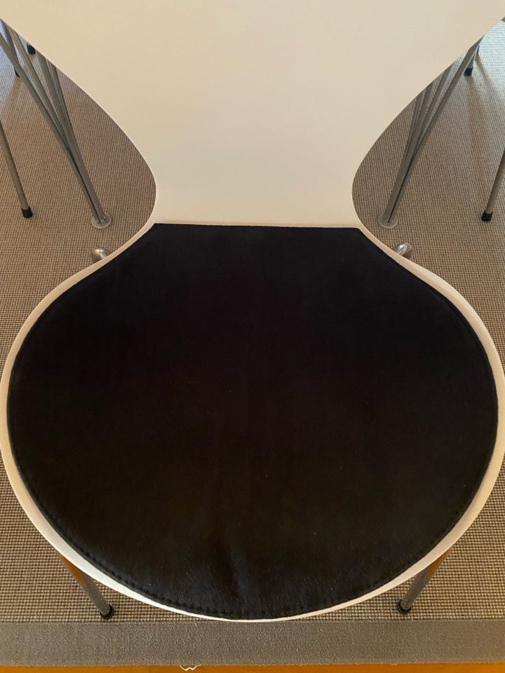 Arne Jacobsen andet 3107 hynder i sort alcantara fra Bent Hansen