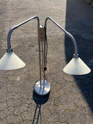 Gulvlampe, Standerlampe lampe med lysdæmper har nogle små buler på foden 