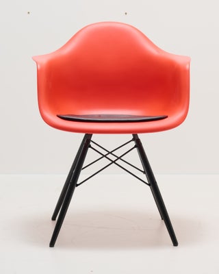 Eames, DAW, Stol, Rød/orange eames DAW spisebordsstole med ben i sortlakeret ahorntræ fra Vitra. Sæl