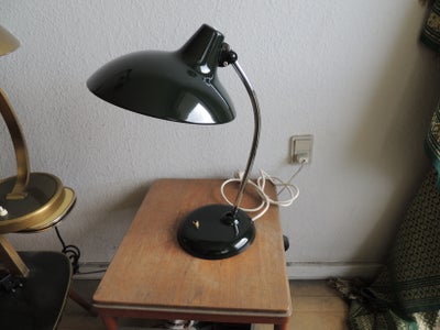 Christian Dell, kaiser idell 6786 bauhaus, skrivebordslampe, kaiser idell model 6786
designet efter 