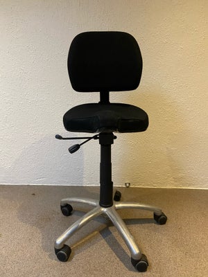 Kontorstol, Ergotec, Rigtig pæn og velholdt kontorstol med sadelsæde i slidstærk sort stof fra Ergot