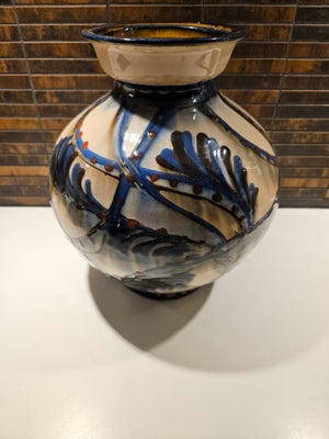 Vase, Flot gammel Kähler vase., Kähler, Vasen er flot og dekorativ.
Mindre skade i toppen.
Højde 25 