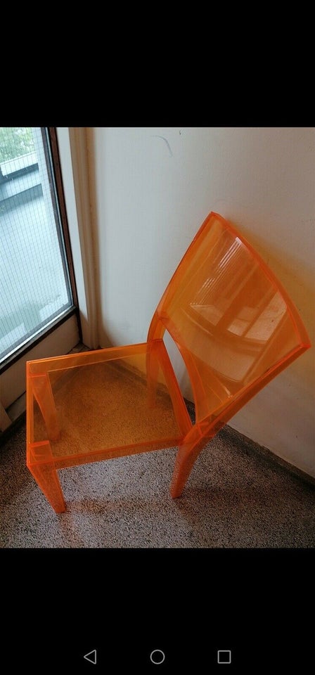 Anden arkitekt, Gennemsigtig orange stol, Gennemsigtig