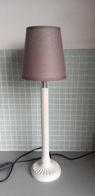 Anden bordlampe, Smuk hvid bordlampe med cappuccino farvet skærm.
51 cm høj inkl. skærmen.
Kan sende