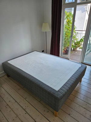 Boxmadras, Ikea Skotterud, b: 140 l: 200 h: 34, En god seng til en rimelig pris. Medium fasthed. Ben