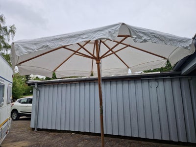 Parasol, Parasol med parasolfod. Hvid markeds parasol med fod, ca. 3 m i diameter. Lavet af bomuld o