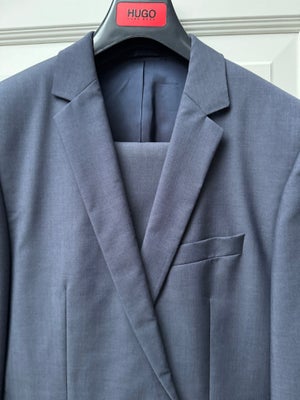 Habit, Hugo Boss, str. L, Næsten som ny, Obs størrelse er 102

Blålig jakkesæt fra Hugo Boss, brugt 