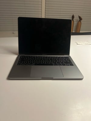 Mac Pro, 13” , 2.3 GHz, God, MacBook pro 13” sælges. Købt i Elgiganten i 2018.
Ny pris 9.999.00.
Kvi