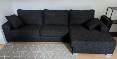 Sofa, 3 pers., (Længde = 280 cm)

m. puf, som kan flyttes fra én side til den anden.

NB! Prisen ka 