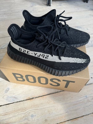 Sneakers, Adidas Yeezy, str. 42,  Oreo (Core Black / Core White / Core Black),  Næsten som ny, Adida