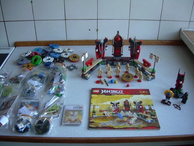 Lego Ninjago, 2519 mangler blå ben og krop
2516 komplet
Desuden mange snurretoppe og samler kort hvo