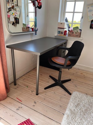 Skrivebord, Super fint skrivebord med skuffemodul og stol

Stolen er der nogle få pletter fra maling
