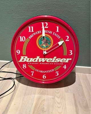 Øl, Budweiser vægur med lys., Måler ca 47 cm i dia. Med amerikansk stik, uret er fra usa og producer
