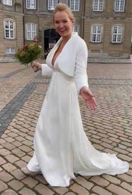 Brudekjole, Milan Bride, str. 38, Næsten som ny, Elegant og enkel kjole fra Milan Bride. Meget behag