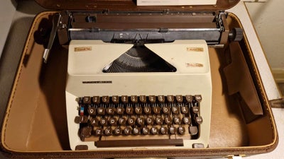 Skrivemaskine, Facit 1620, Retro skrivemaskine med tilhørende kuffert.
Bånd er noget tørre, så der b