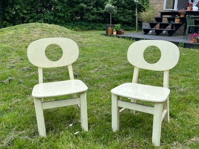 Juniorstol, Formentlig Hukit, To stole (formentlig Hukit men de er malede) sælges samlet samt bord f