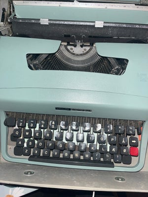 Skrivemaskine, Olivetti lettera 32, Olivetti lettera 32 made in italy skrivemaskine. Står helt origi