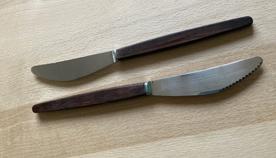 Bestik, Knive i rustfrit stål med træskaft, Opus, Opus knive i rustfrit stål med træskafter, (to æsk
