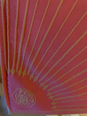 Dug med tilhørende stof servietter, Georg Jensen Damask, Coral / organge mønster
Dug 150x150 cm
6 st