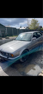 BMW 535i, 3,5, Benzin, 1988, km 300000, grå, 4-dørs, 17" alufælge, BMW 335i fra 1988

Der er soltag 