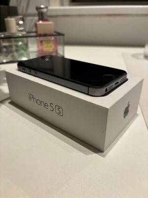 iPhone 5S, 16 GB, sort, God, Super fin IPhone 5s, der sidder et panzerglass på, men kan nemt tages a