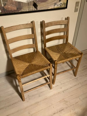 Spisebordsstol, fyr, 2 stk spisebordsstole i fyr med fletsæde. Stolene er fra først i 1970'erne. Træ