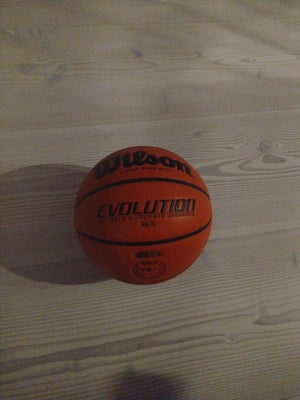 Basketball, Wilson, Jeg sælger min Wilson basketbold.
Bolden er str. 6, den er i god stand og er 100