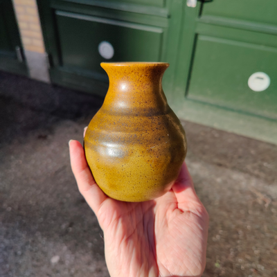 Keramik, L. Hjorth, Smuk vase, formentlig af Erik Hjorth fra L. Hjorth Bornholm.

Perfekt stand.

Må