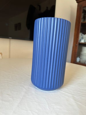 Vase, Vase, LYNGBY, Super flot vase i flot mat midnat blå 
H : 25
Di : 14
Ny pris : 700kr 
Har brugt