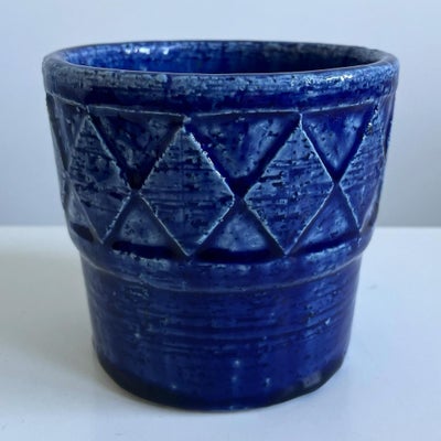 Keramik, Vase, Palshus, Stramt designet lille vase fra #palshus i grov chamotteler med mørkeblå glas