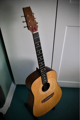 Western, andet mærke Carina Western W6, Det er en gammel akustisk guitar. Spiller på og værker rigti